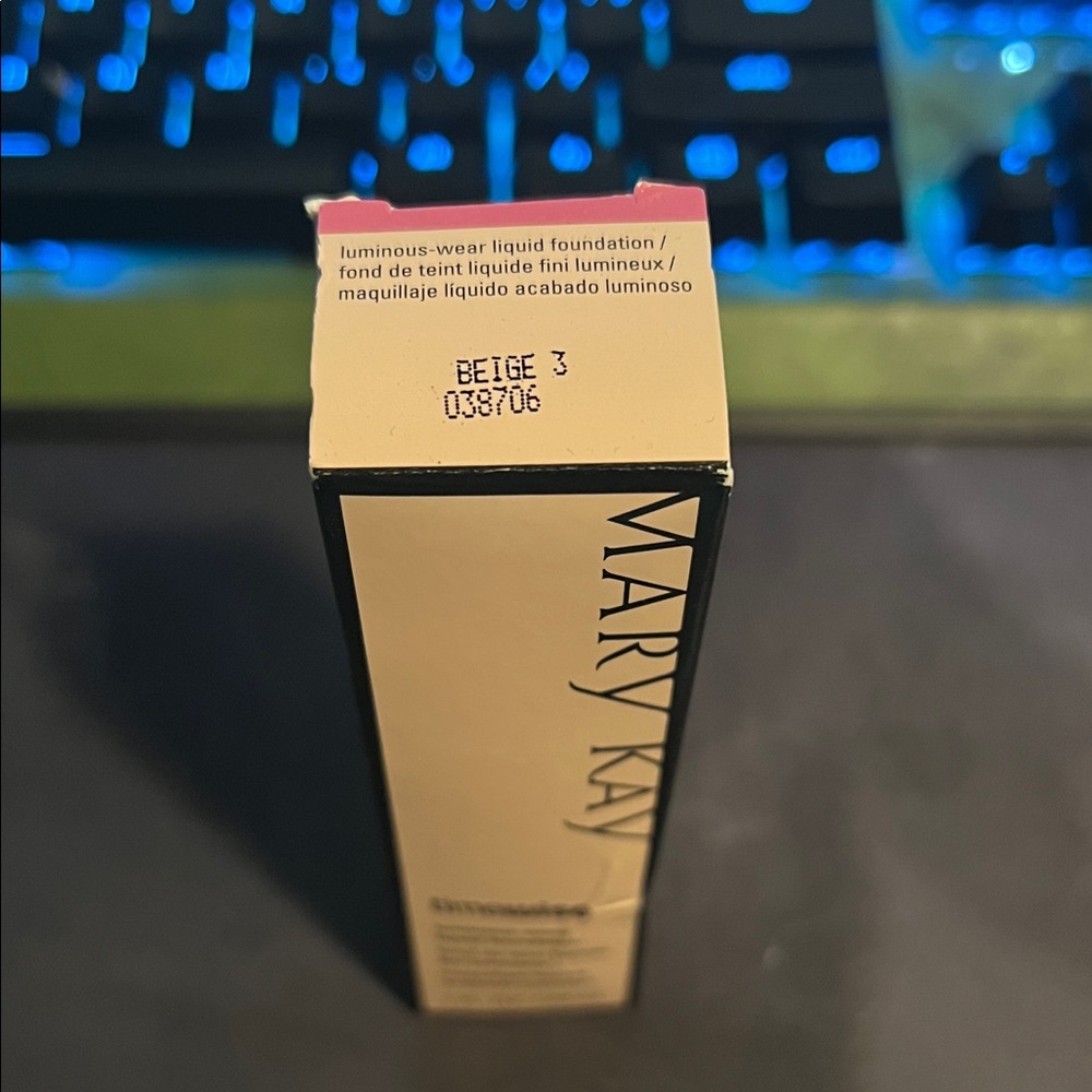 Mary Kay Luminous-Wear Liquid Foundation in Beige 3
